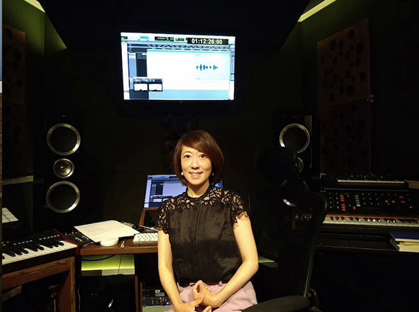 放送機材の前で